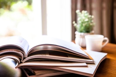 書類とペンを持った専門家の手元