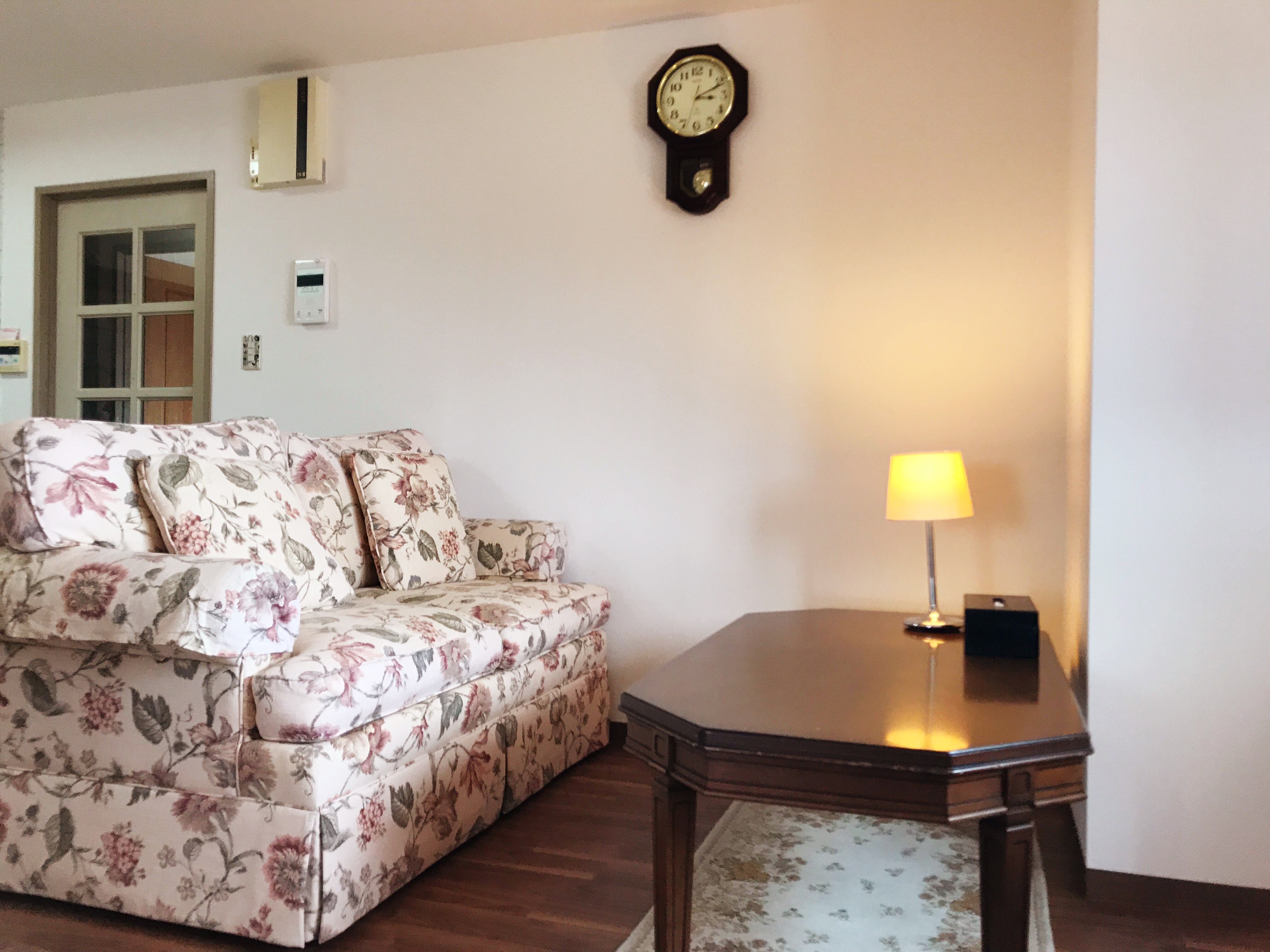 静かな色調のカウンセリングルームの室内